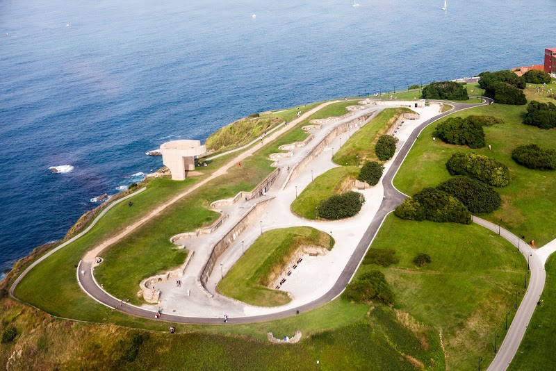 Elogio del Horizonte Sculpture