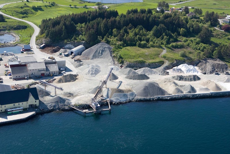 Smedasmoen Rune Stone