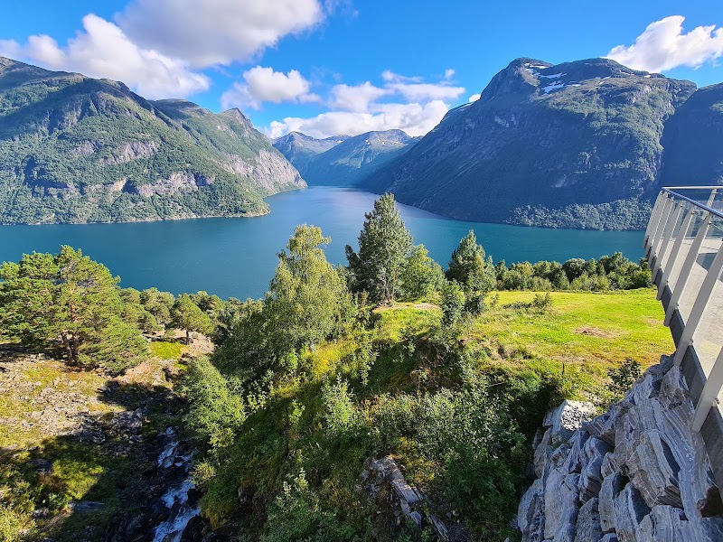 Viewpoint Hike to Syning