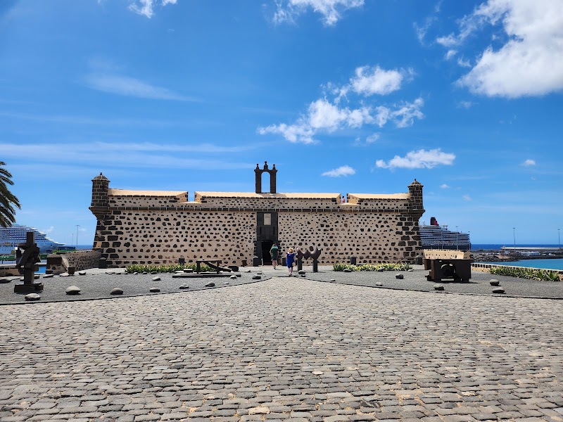 Museo de Arte Contemporáneo (MIAC)