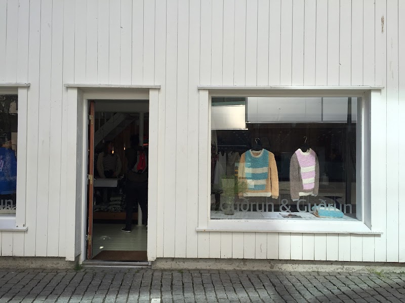 Gundrun Cafe Shopping