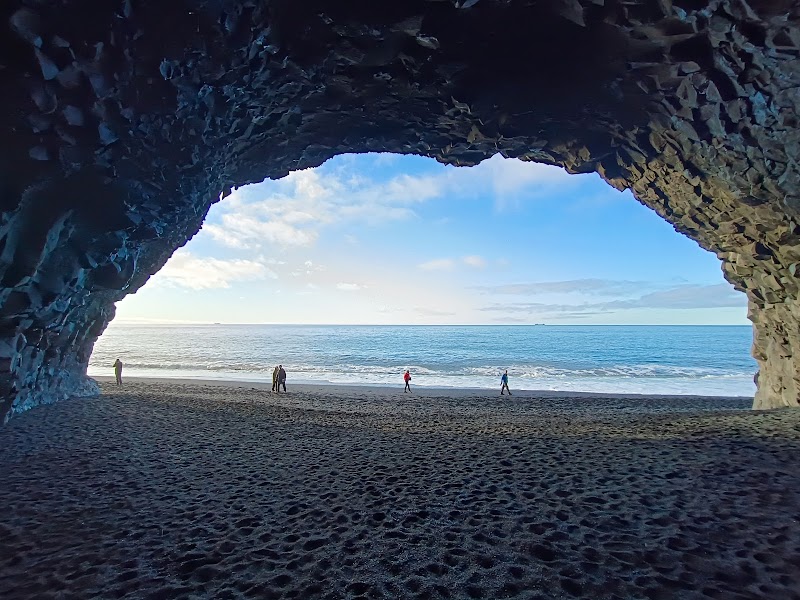 Hálsanefsellir Cave